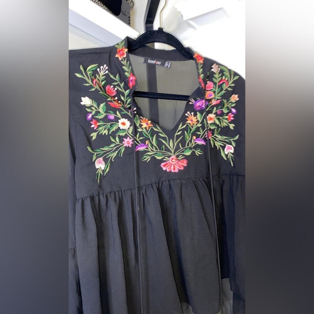 Raised collar blouse with staggered sleeves and embroidery by Boohoo - Picture 7 of 12